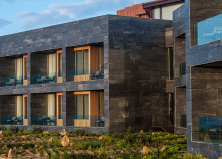 Идеи для фасадов зданий из натурального камня: элегантность и долговечность